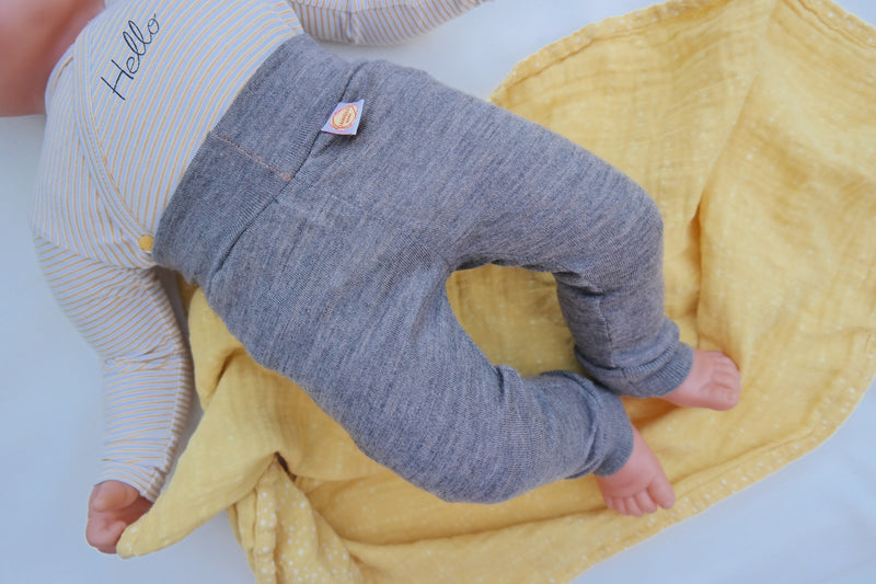 Mitwachs-Hose für Babys 62/68 aus Upcycling-Merinowolle in Grau-Braun meliert