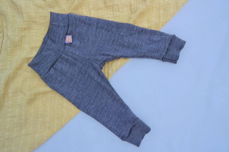 Mitwachs-Hose für Babys 62/68 aus Upcycling-Merinowolle in Grau-Braun meliert