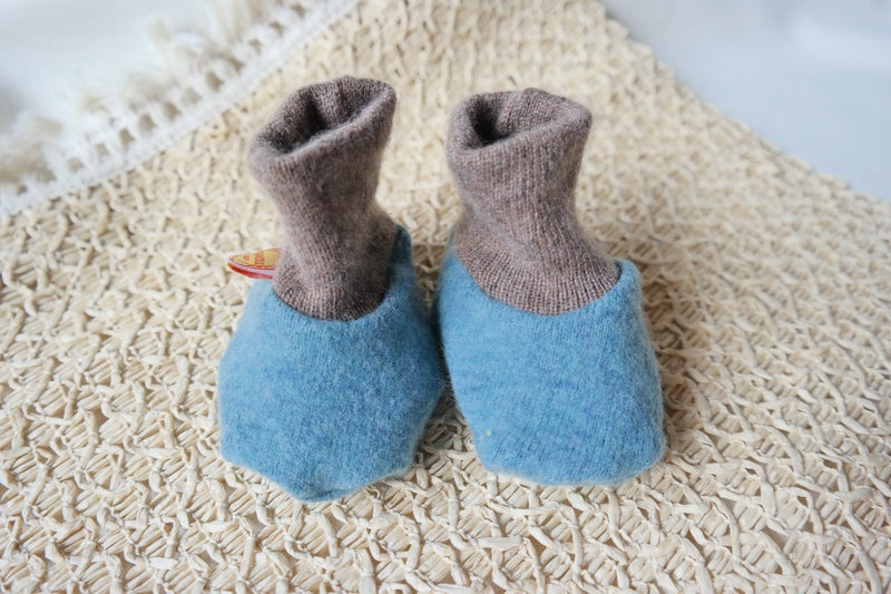 Warm woolen shoes baby shoes carrying shoes made from sustainable upcycling wool cashmere 3-6 months size 16/17 in light blue brown