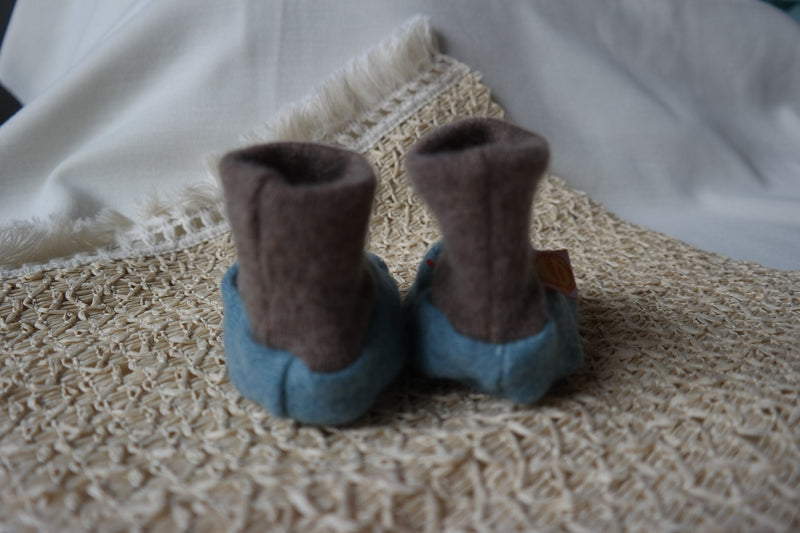 Warm woolen shoes baby shoes carrying shoes made from sustainable upcycling wool cashmere 3-6 months size 16/17 in light blue brown