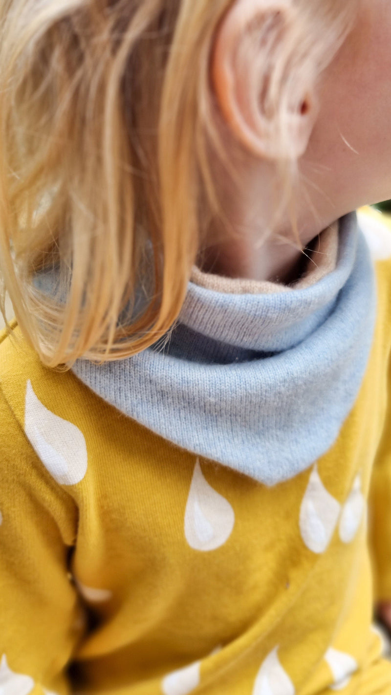 Dreieckstuch Schal mitwachsend für Kinder aus Upcycling Kaschmir in Beige Braun