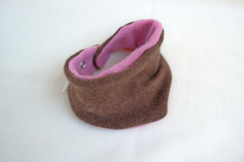 Triangle scarf, growing and reversible for babies made from upcycled cashmere in pink and brown