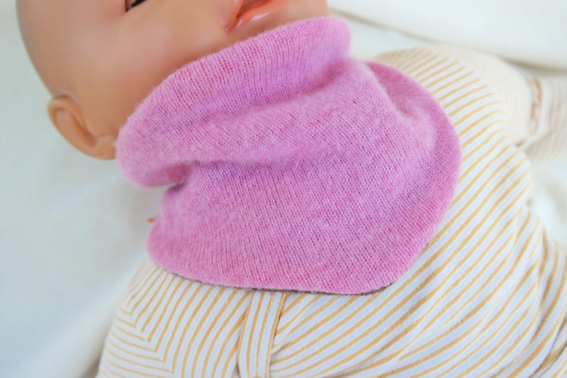 Triangle scarf, growing and reversible for babies made from upcycled cashmere in pink and brown