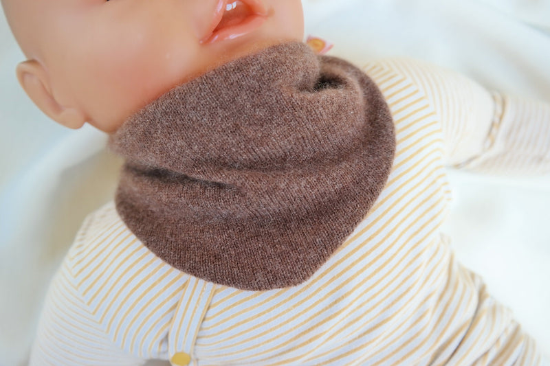 Triangle scarf, growing and reversible for babies made from upcycled cashmere in pink and brown