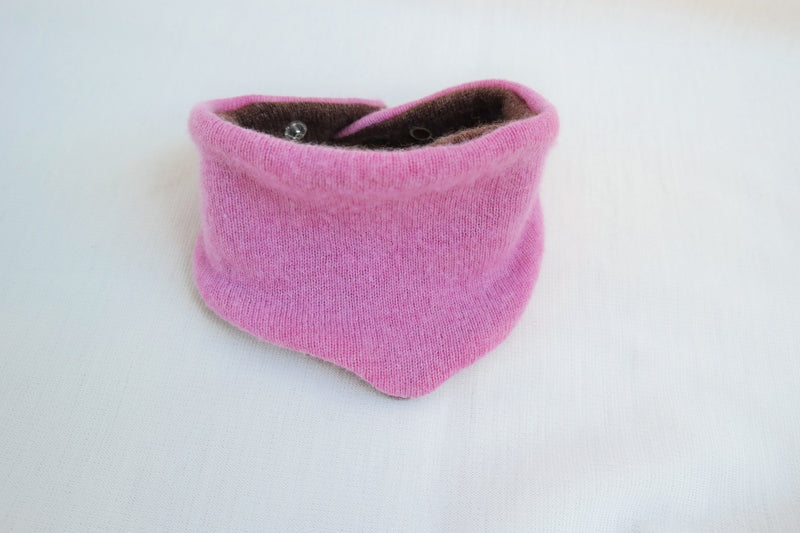 Triangle scarf, growing and reversible for babies made from upcycled cashmere in pink and brown