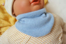 Dreieckstuch Schal mitwachsend und wendbar für Babys aus Upcycling Kaschmir in Zartrosa und Hellblau