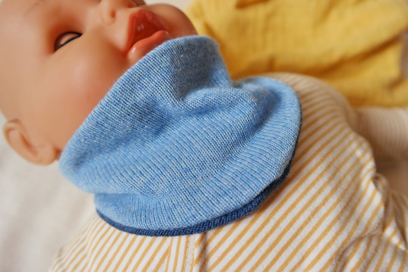 Triangle scarf reversible for babies made of upcycled silk &amp; cashmere in light blue and blue