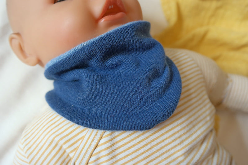 Triangle scarf reversible for babies made of upcycled silk &amp; cashmere in light blue and blue