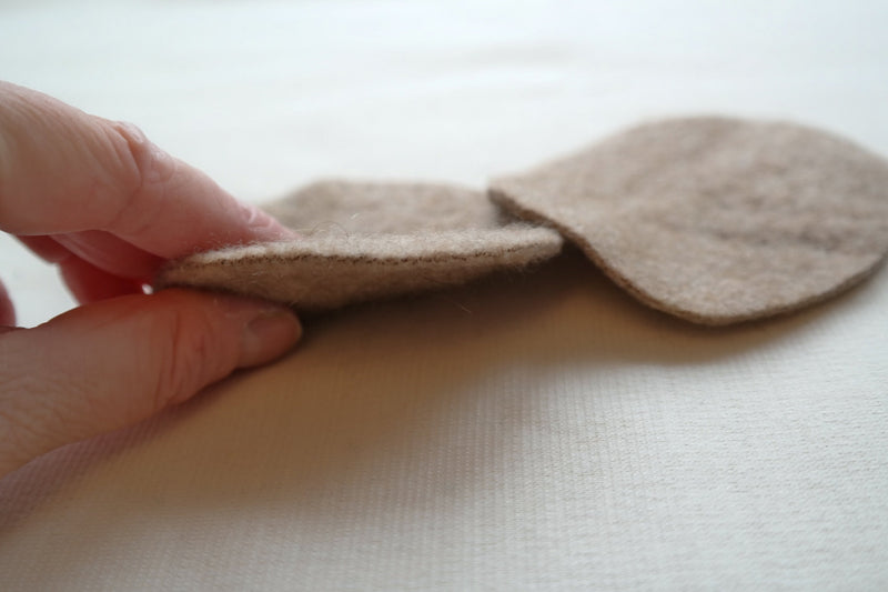 1 Paar Wollwalk Flicken Patches Oval aus Upcycling-Wolle zum Kleidung reparieren in Beige - Jawoll Baby