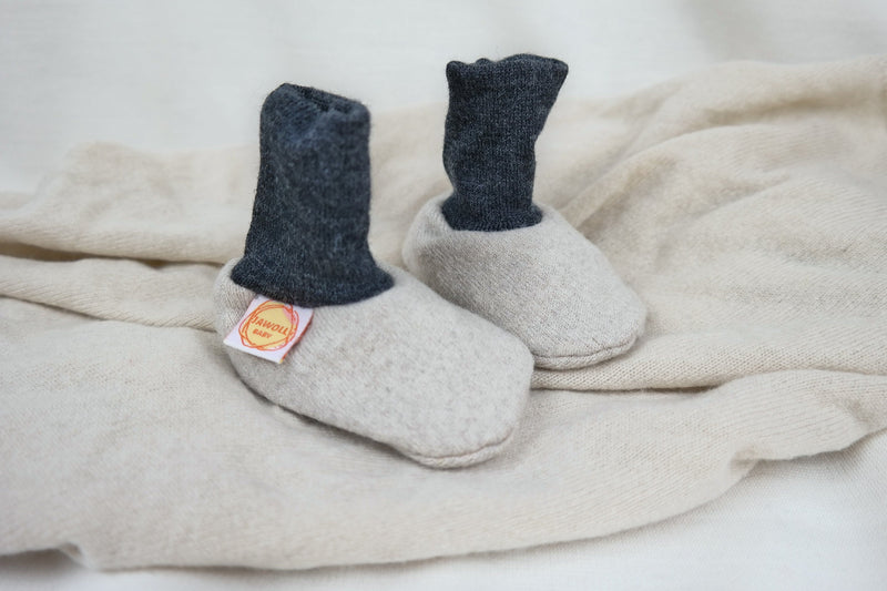 Warm baby shoes 0-3M made of upcycled wool in beige &amp; dark grey