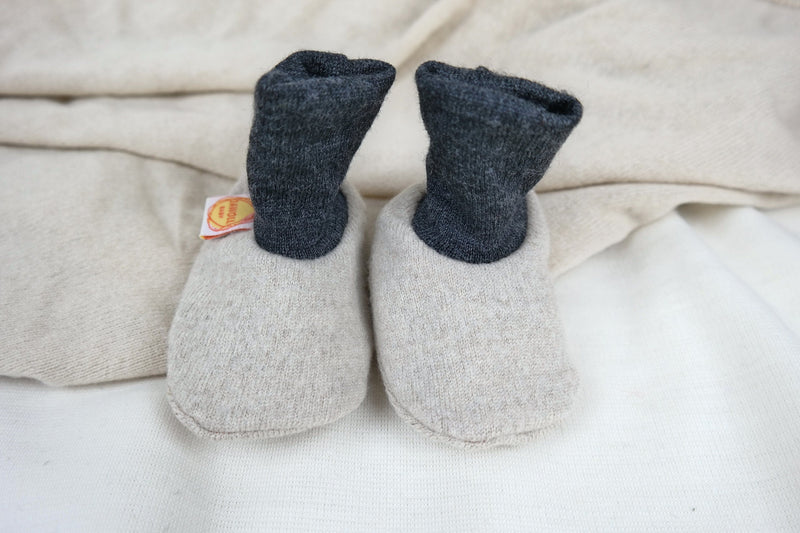 Warm baby shoes 0-3M made of upcycled wool in beige &amp; dark grey