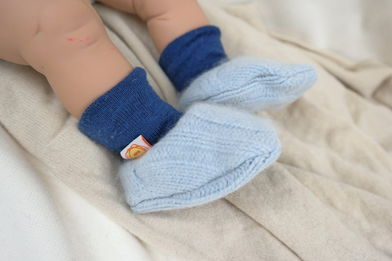 Warm baby shoes 0-3 M made of upcycled cashmere &amp; wool in light blue and blue