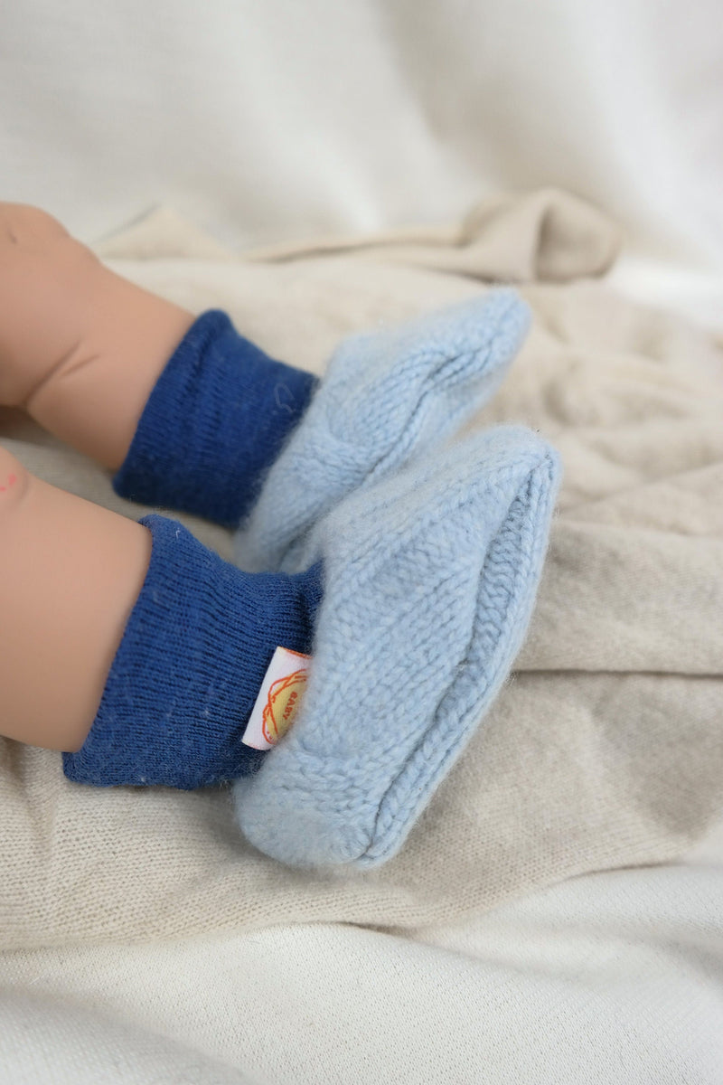 Warm baby shoes 0-3 M made of upcycled cashmere &amp; wool in light blue and blue