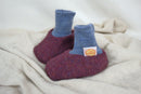 Warme Babyschuhe 3-6 M aus Upcycling Wolle in Beerenlila und Hellblau - Jawoll Baby