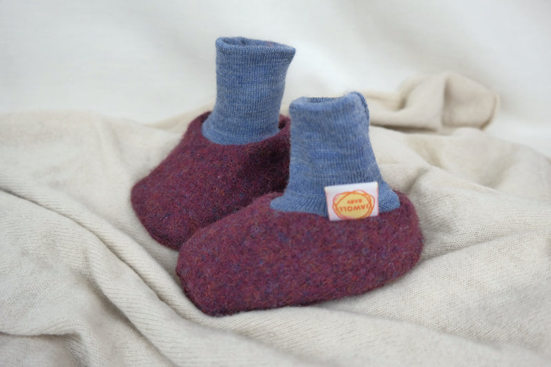 Warme Babyschuhe 3-6 M aus Upcycling Wolle in Beerenlila und Hellblau - Jawoll Baby