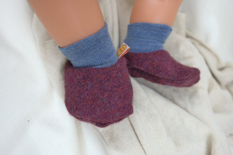 Warm baby shoes 3-6 M made of upcycled wool in berry purple and light blue