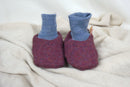 Warme Babyschuhe 3-6 M aus Upcycling Wolle in Beerenlila und Hellblau - Jawoll Baby
