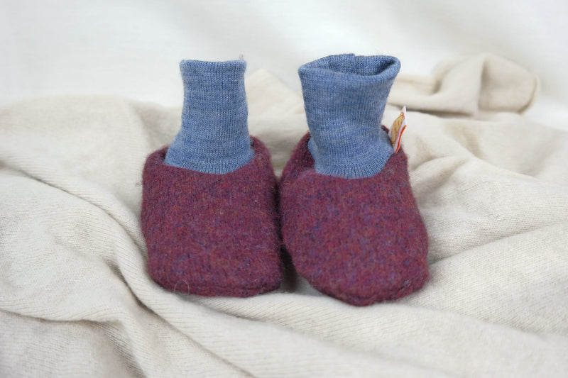 Warm baby shoes 3-6 M made of upcycled wool in berry purple and light blue