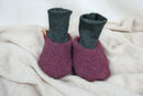 Warme Babyschuhe 3-6 M aus Upcycling Wolle in Beerenlila und Dunkelgrün - Jawoll Baby