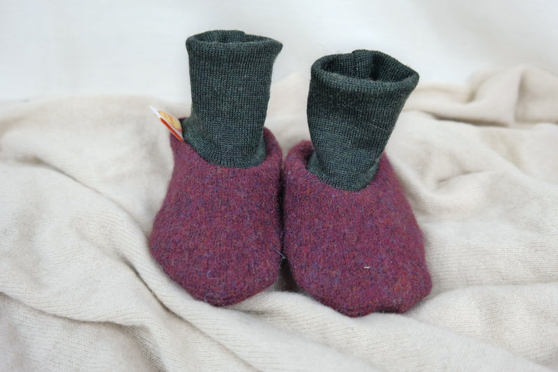 Warm baby shoes 3-6 M made of upcycled wool in berry purple and dark green