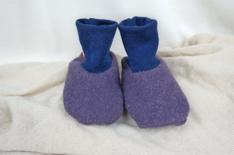 Warm baby shoes 6-12 M made of upcycled wool in purple &amp; blue