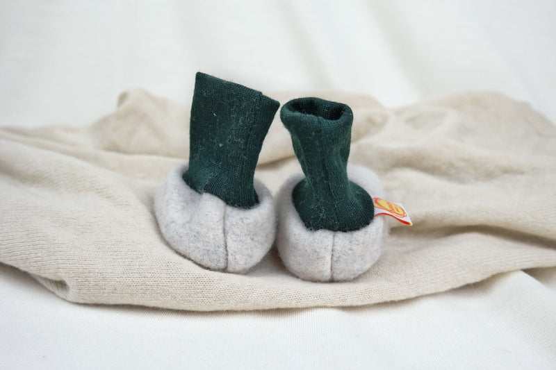 Warm baby shoes made from upcycled cashmere &amp; wool in light grey and dark green