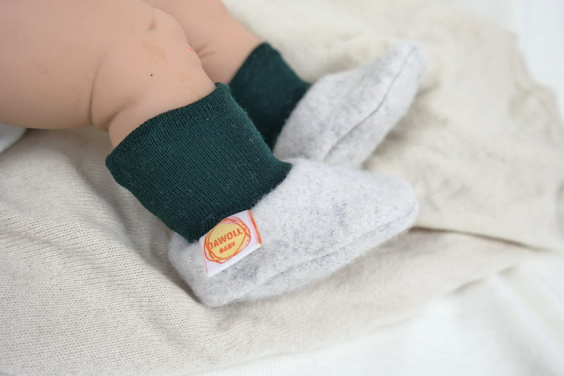 Warm baby shoes made from upcycled cashmere &amp; wool in light grey and dark green