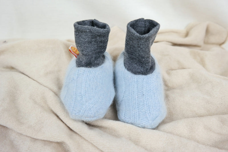 Warm baby shoes 3-6 / 6-12 M made of upcycled cashmere &amp; wool in light blue and grey