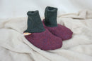 Warme Babyschuhe 3-6 M aus Upcycling Wolle in Beerenlila und Dunkelgrün - Jawoll Baby