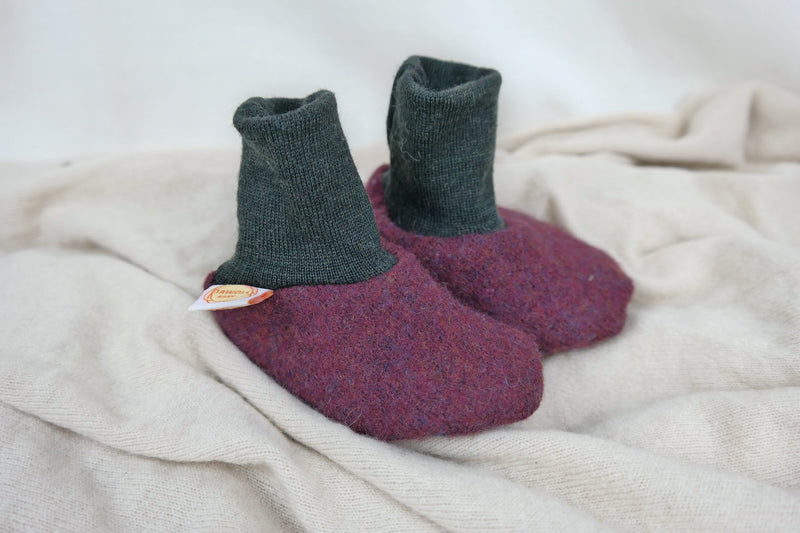 Warm baby shoes 3-6 M made of upcycled wool in berry purple and dark green