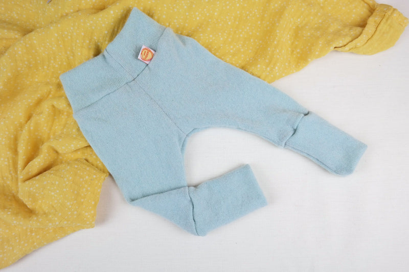 Mitwachs-Hose für Babys 50/56 aus Upcycling-Kaschmir in Hellblau Mint