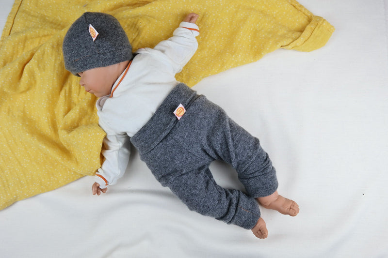 Baby-Set für Neugeborene 50/56 aus Hose und Mütze aus Upcycling Wolle und Kaschmir in Grau