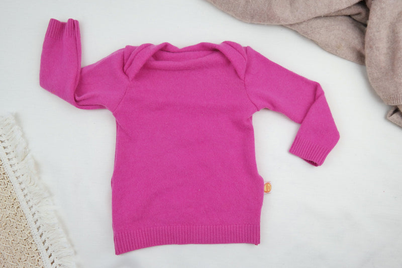 Pullover für Babys 74/80 aus Upcycling-Kaschmir in Pink mit Mini-Makel