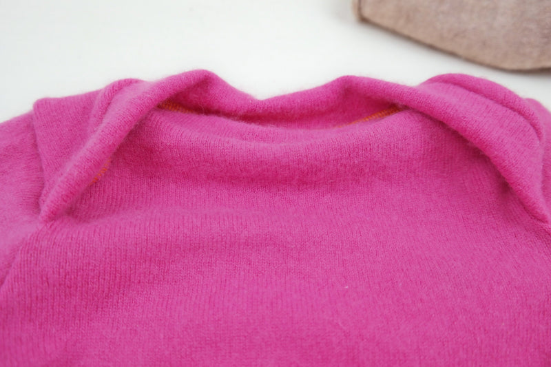 Pullover für Babys 74/80 aus Upcycling-Kaschmir in Pink mit Mini-Makel