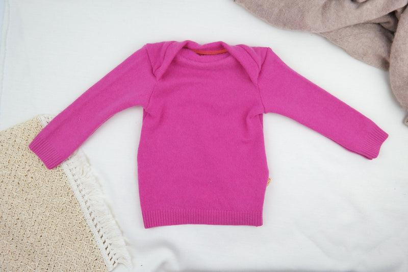 Pullover für Babys 74/80 aus Upcycling-Kaschmir in Pink mit Mini-Makel