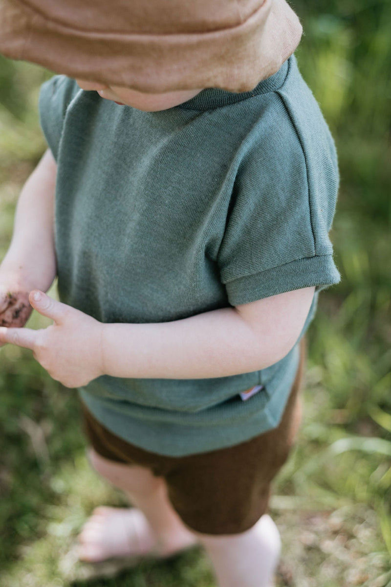 T-Shirt für Kleinkinder 110/116 aus leichter Upcycling Wolle in Dunkelgrün