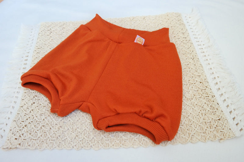 Kurze Hose Shorts für Kleinkinder 98/104 aus 100 % Upcycling Merino-Wolle in Rost-Orange