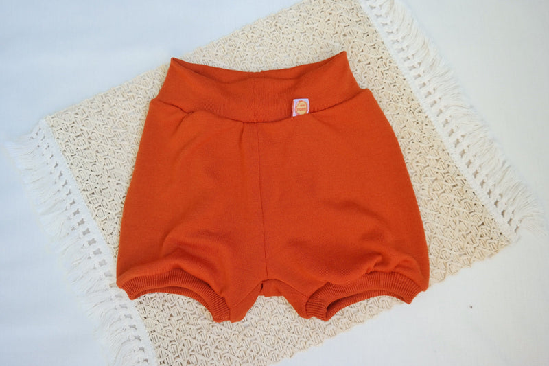 Kurze Hose Shorts für Kleinkinder 98/104 aus 100 % Upcycling Merino-Wolle in Rost-Orange