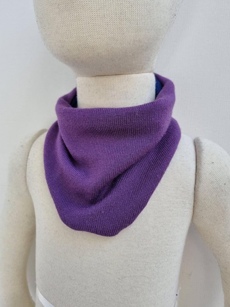 Triangular scarf for children, reversible and grows with the child, made of upcycled wool in blue and purple