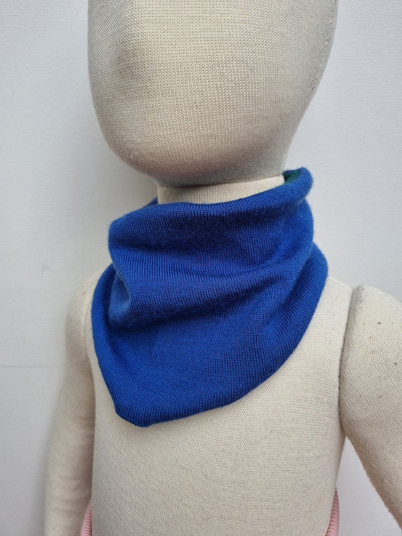 Triangular scarf for children, reversible and grows with the child, made of upcycled wool in blue and green