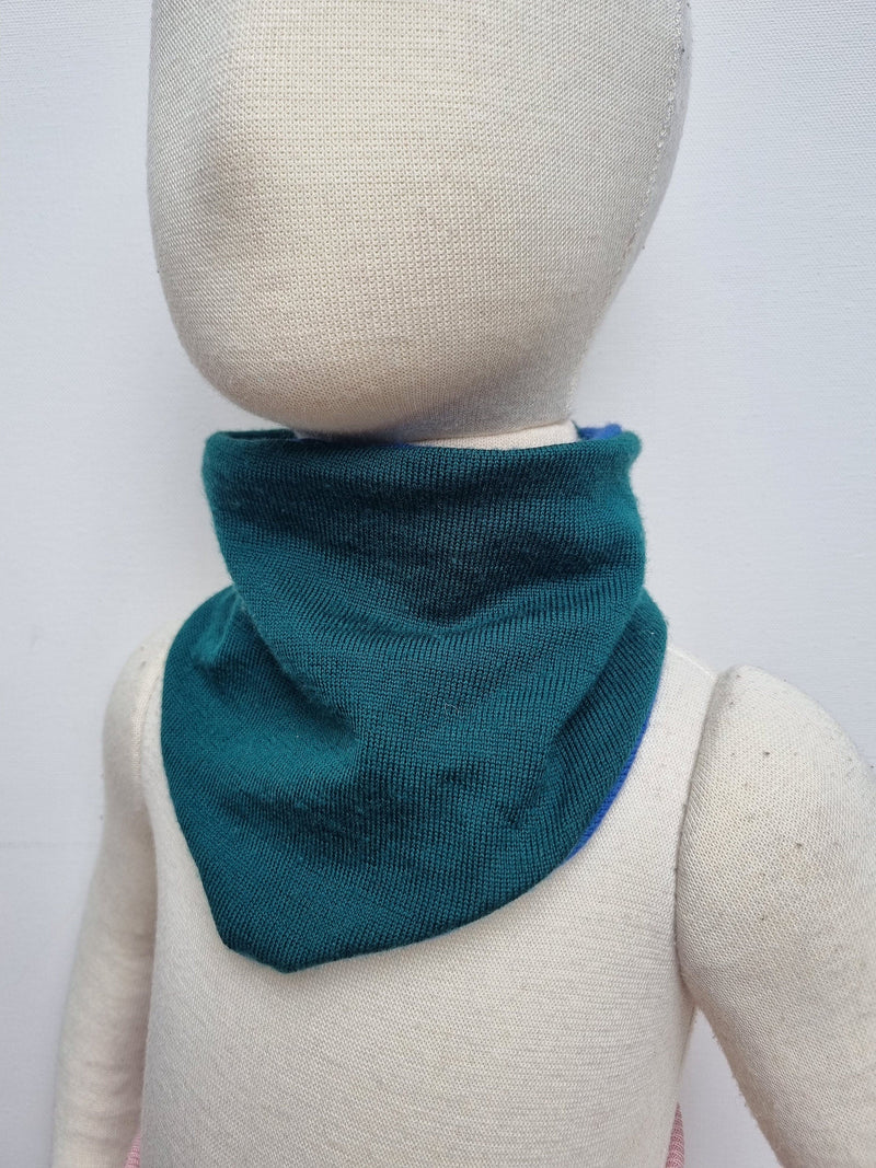 Triangular scarf for children, reversible and grows with the child, made of upcycled wool in blue and green