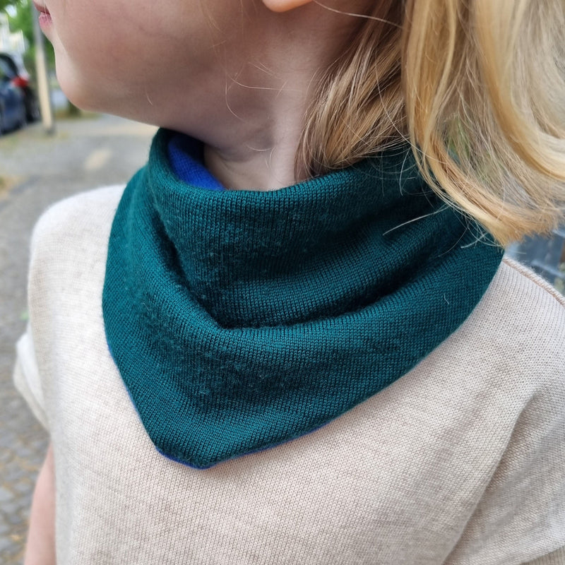 Triangular scarf for children, reversible and grows with the child, made of upcycled wool in blue and green