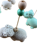 Mobile mit handgestrickten Tieren