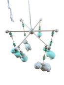 Mobile mit handgestrickten Tieren