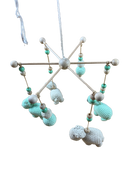 Mobile mit handgestrickten Tieren