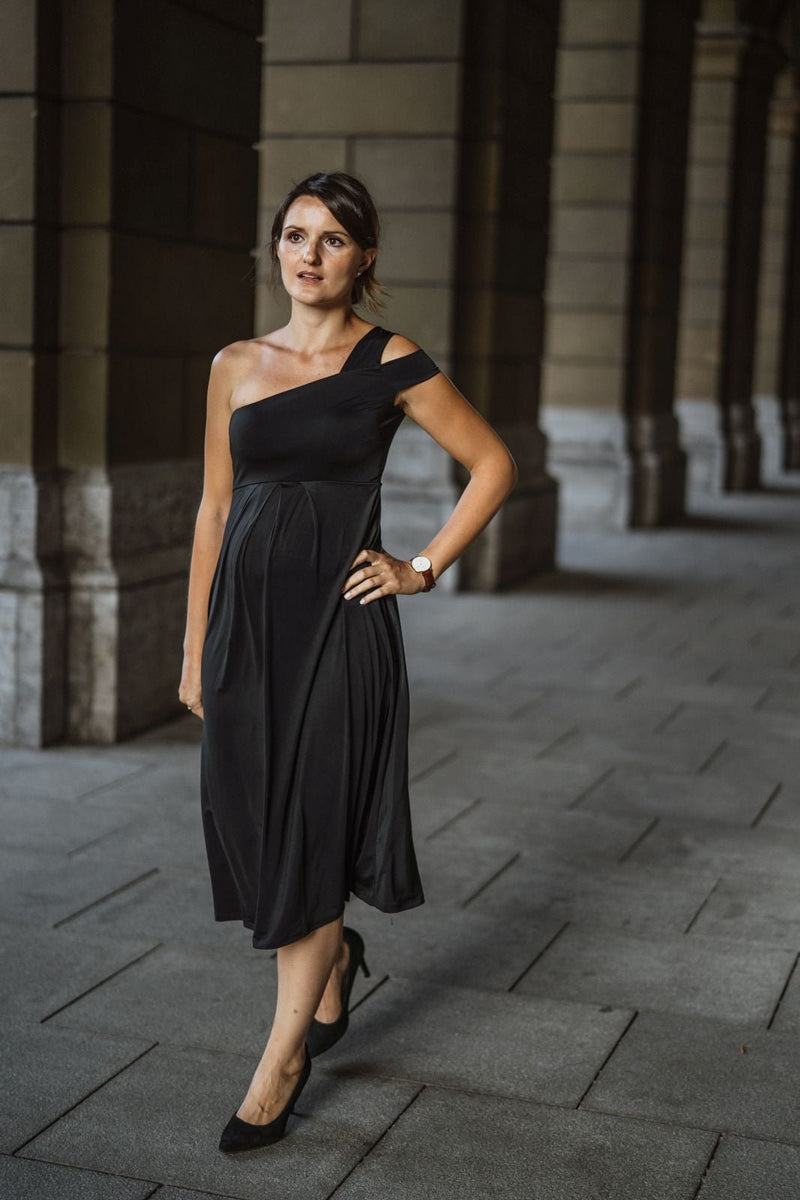 One-shoulder Cocktailkleid für Schwangere schwarz. Hochsteckfrisur
