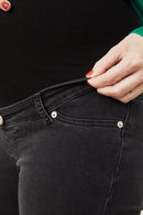 01 STRAIGHT. Jeans aus Bio-Baumwolle mit Bauchbund in Faded Black - Jeans-9•BORROUGHS