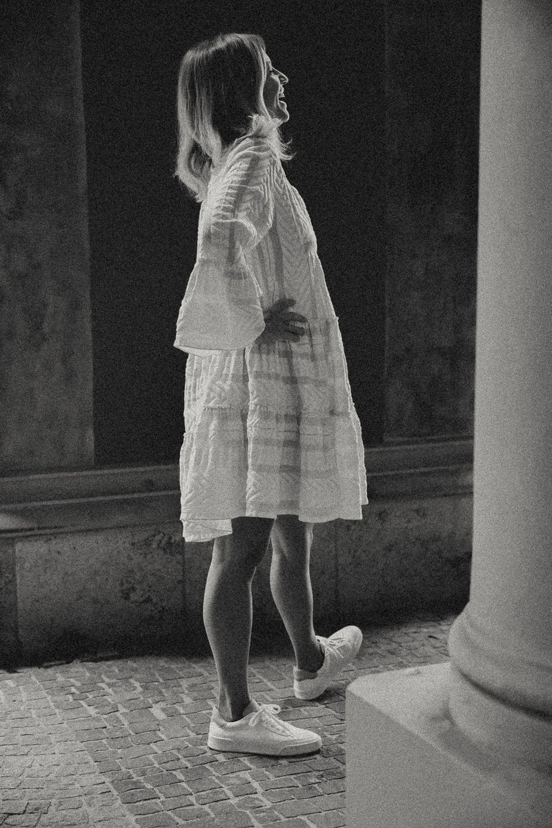 Schwangere Frau im Mini Schwangerschaftskleid von Devotion Twins