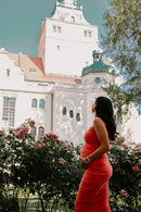 Frau im Schwangerschaftskleid coral Sommer