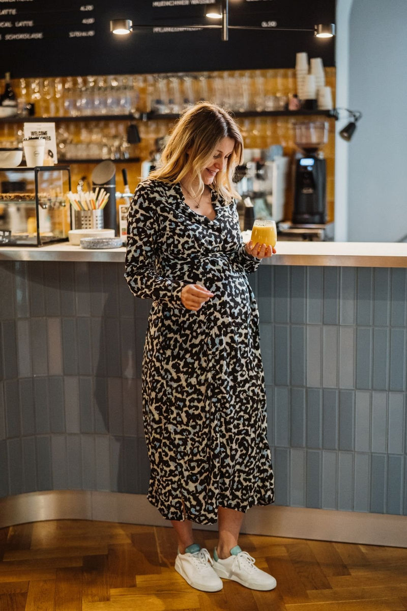 KELSEY. Midi Blusenkleid in Wickeloptik in Leo Print